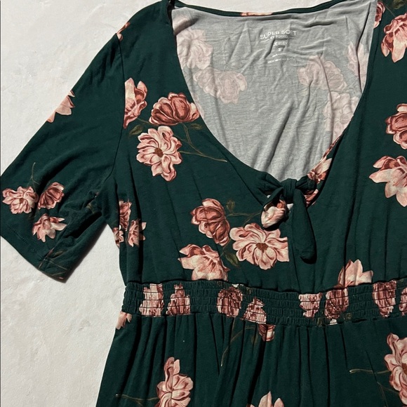 torrid super soft jersey knit Green Floral Tie-Front Peplum Top - Picture 4 of 6